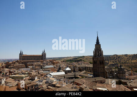 Toledo, Spanien: Dachterrasse mit Blick auf den historischen Spanischen Stadt Toledo, zeigt die Kathedrale (rechts) und der Alcázar (links hinten). Stockfoto
