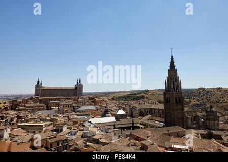 Toledo, Spanien: Dachterrasse mit Blick auf den historischen Spanischen Stadt Toledo, zeigt die Kathedrale (rechts) und der Alcázar (links hinten). Stockfoto