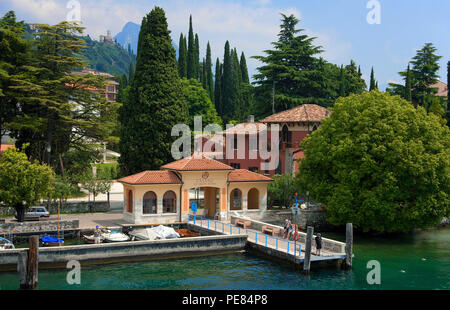 Bootssteg im Fasano, Gardone, Gardasee, Provinz Brescia, Lombardei, Italien Stockfoto