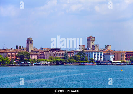 Blick vom See auf Sirmione mit Scaliger-burg, Sehenswürdigkeiten von Sirmione, Gardasee, Lombardei, Italien Stockfoto