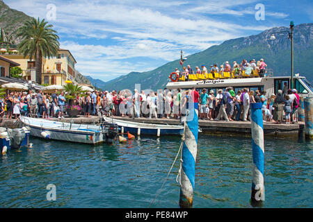 Overtourism, Massen von Menschen auf der Pier von Limone, Limone sul Garda, Gardasee, Lombardei, Italien Stockfoto