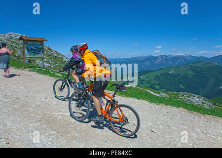 Mountainbiker auf der Spitze des Monte Baldo, Malcesine, Gardasee, Provinz Verona, Lombardei, Italien Stockfoto