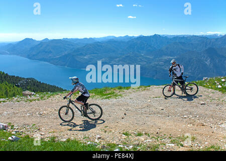 Mountainbiker auf der Spitze des Monte Baldo, Malcesine, Gardasee, Provinz Verona, Lombardei, Italien Stockfoto