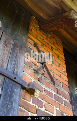 Türscharniere auf Alte Scheune auf dem Bauernhof in Polen Stockfoto