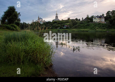 Torschok, Russland - Juli 25, 2018: Ein Blick auf das alte Kloster der heiligen Boris und Gleb am Ufer des Flusses Tverts im Torschok, Russland Stockfoto