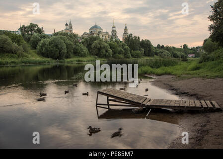 Ein Blick auf das alte Kloster der heiligen Boris und Gleb am Ufer des Flusses Tverts im Torschok, Russland Stockfoto