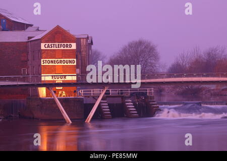 Castleford Stoneground Mühle mit dem Millennium Fußgängerbrücke, die überspannt den Fluss Aire. Stockfoto