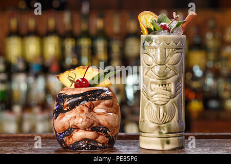 Ausgewählte Sommer alkoholische Cocktails an der Bar. Cocktails in Tiki Brille auf der Nase rum, Kokosnusscreme, Fruchtsäfte mit Vanille. Platz für Text Stockfoto