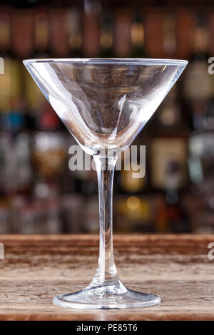 Leere cocktail Glas auf dem Hintergrund der Bar, Platz für Text, Nachtleben Stockfoto