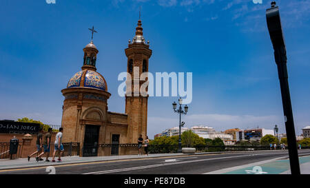 Eine Kirche am Ende der Brücke in Sevilla, Spanien Stockfoto