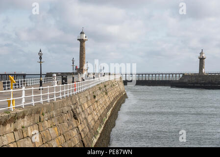 Ost und West Pier in Whitby an der Küste von North Yorkshire, England. Stockfoto