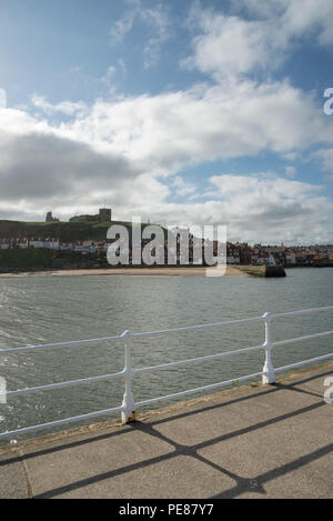 Blick über den Fluss auf die St. Mary's Church und die Abtei in Whitby, North Yorkshire, England. Stockfoto