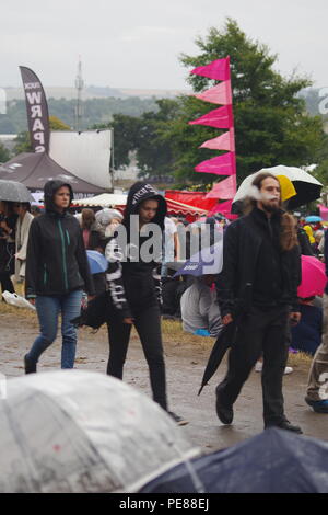 Menschen zu Fuß im Regen auf einem Pfad durch Ashton Hof Immobilien in Bristol International Balloon Fiesta, UK. August, 2018. Stockfoto