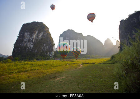 Heißluftballons in Yangshou, China Stockfoto