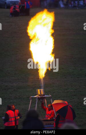 Bristol International Balloon Fiesta, schlechtes Wetter Finale Licht zeigen, Brenner Flammen. UK. August, 2018. Stockfoto