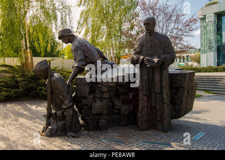 Denkmal des Warschauer Aufstands, Teil des Denkmals von Warschau, Polen, gewidmet dem Warschauer Aufstand von 1944. Gebäude in Krasinski Square entfernt. Stockfoto