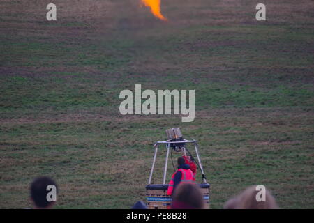 Bristol International Balloon Fiesta, schlechtes Wetter Finale Licht zeigen, Brenner Flammen. UK. August, 2018. Stockfoto