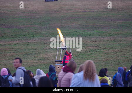 Bristol International Balloon Fiesta, schlechtes Wetter Finale Licht zeigen, Brenner Flammen. UK. August, 2018. Stockfoto