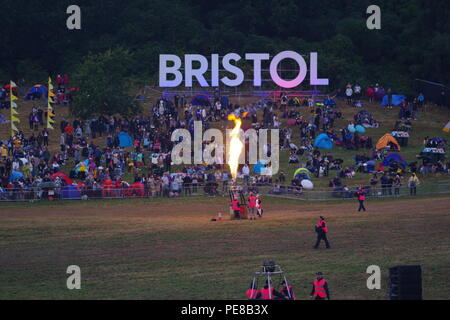 Bristol International Balloon Fiesta, schlechtes Wetter Finale Licht zeigen, Brenner Flammen. UK. August, 2018. Stockfoto