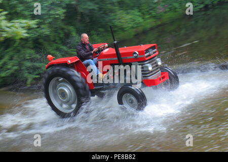 Lassen Sie den Traktor laufen sieht, Traktoren und andere Fahrzeuge im Konvoi den Fluss überqueren, als Sie in Ripon Stadtzentrum entfernt von Newby Hall North Yorks Kopf. Stockfoto