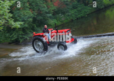 Lassen Sie den Traktor laufen sieht, Traktoren und andere Fahrzeuge im Konvoi den Fluss überqueren, als Sie in Ripon Stadtzentrum entfernt von Newby Hall North Yorks Kopf. Stockfoto