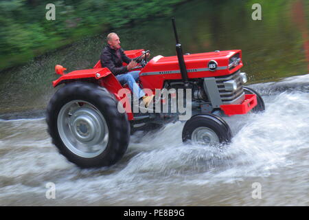 Lassen Sie den Traktor laufen sieht, Traktoren und andere Fahrzeuge im Konvoi den Fluss überqueren, als Sie in Ripon Stadtzentrum entfernt von Newby Hall North Yorks Kopf. Stockfoto