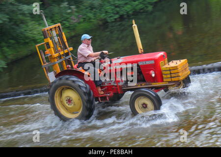 Lassen Sie den Traktor laufen sieht, Traktoren und andere Fahrzeuge im Konvoi den Fluss überqueren, als Sie in Ripon Stadtzentrum entfernt von Newby Hall North Yorks Kopf. Stockfoto