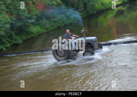 Lassen Sie den Traktor laufen sieht, Traktoren und andere Fahrzeuge im Konvoi den Fluss überqueren, als Sie in Ripon Stadtzentrum entfernt von Newby Hall North Yorks Kopf. Stockfoto