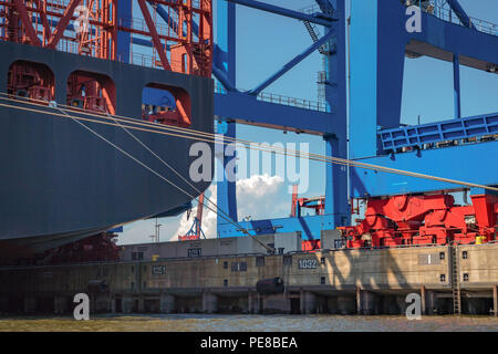 Detail eines Containerterminals und ein containerschiff vor Anker im Hafen von Hamburg, Deutschland Stockfoto