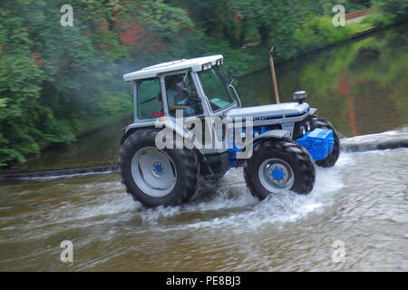 Lassen Sie den Traktor laufen sieht, Traktoren und andere Fahrzeuge im Konvoi den Fluss überqueren, als Sie in Ripon Stadtzentrum entfernt von Newby Hall North Yorks Kopf. Stockfoto