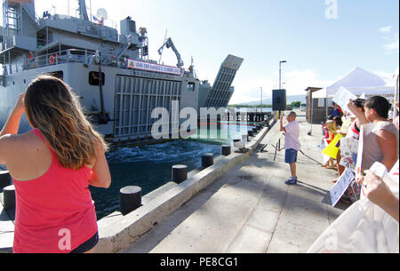 Familie Mitglieder warten am Pier in den USA Logistik Support Vessel-2, CW 3 Harold C. Unzer, Crewed Charter von 30 Armee Seemänner, kehrt zu Joint Base Pearl Harbor - Hickam aus einer 139-tägigen Reise über den Pazifik, wo Sie Pacific Pathways, Oktober, 23, 2015 unterstützt. Pacific Pathways 15.2 Konzept bestand aus gemeinsamen multinationalen beteiligten Partner in einer dreiteiligen Serie, die Bereitschaft, in der gesamten Region durch zusätzliche Schulungen zu erhöhen und gleichzeitig die Stärkung der Partner - Kräfte Beziehungen. Stockfoto