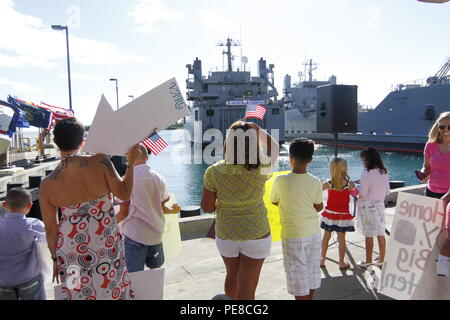 Familie Mitglieder warten am Pier in den USA Logistik Support Vessel-2, CW 3 Harold C. Unzer, Crewed Charter von 30 Armee Seemänner, kehrt zu Joint Base Pearl Harbor - Hickam aus einer 139-tägigen Reise über den Pazifik, wo Sie Pacific Pathways, Oktober, 23, 2015 unterstützt. Pacific Pathways 15.2 Konzept bestand aus gemeinsamen multinationalen beteiligten Partner in einer dreiteiligen Serie, die Bereitschaft, in der gesamten Region durch zusätzliche Schulungen zu erhöhen und gleichzeitig die Stärkung der Partner - Kräfte Beziehungen. Stockfoto