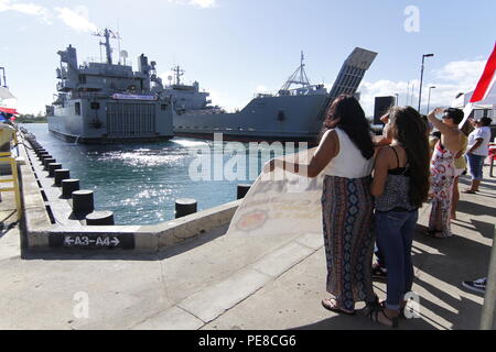 Familie Mitglieder warten am Pier in den USA Logistik Support Vessel-2, CW 3 Harold C. Unzer, Crewed Charter von 30 Armee Seemänner, kehrt zu Joint Base Pearl Harbor - Hickam aus einer 139-tägigen Reise über den Pazifik, wo Sie Pacific Pathways, Okt. 23, 2015 unterstützt. Pacific Pathways 15.2 Konzept bestand aus gemeinsamen multinationalen beteiligten Partner in einer dreiteiligen Serie, die Bereitschaft, in der gesamten Region durch zusätzliche Schulungen zu erhöhen und gleichzeitig die Stärkung der Partner - Kräfte Beziehungen. Stockfoto