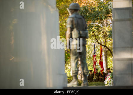 Eine Marine Corps Color Guard marschiert auf die Farben während des 32. Beirut Gedenkfeier Zeremonie in Jacksonville, N.C., 23. Okt. 2015. Die Zeremonie der Erinnerung an Service Mitglieder zu ehren, von denen die meisten waren vom 1.BATAILLON, 8 Marines, 24 Marine amphibische Einheit, in der Marine Kaserne Bombenanschlag in Beirut, Libanon 1983 getötet. (U.S. Marine Corps Foto von Cpl. Todd F. Michalek/Freigegeben) Stockfoto