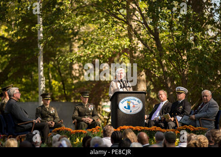 Peggy Stelpflug, Mutter der Marine Lance Cpl. Bill Stelpflug, die wie in der Beirut Bombardierung getötet, an der 32nd Beirut Gedenkfeier Zeremonie in Jacksonville, N.C., Okt. 23, 2015 spricht. Die Zeremonie der Erinnerung an Service Mitglieder zu ehren, von denen die meisten waren vom 1.BATAILLON, 8 Marines, 24 Marine amphibische Einheit, in der Marine Kaserne Bombenanschlag in Beirut, Libanon 1983 getötet. (U.S. Marine Corps Foto von Cpl. Todd F. Michalek/Freigegeben) Stockfoto