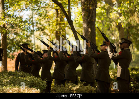 Marines führen Sie einen drei-volley Salute während des 32. Beirut Gedenkfeier Zeremonie in Jacksonville, N.C., 23. Okt. 2015. Die Zeremonie der Erinnerung an Service Mitglieder zu ehren, von denen die meisten waren vom 1.BATAILLON, 8 Marines, 24 Marine amphibische Einheit, in der Marine Kaserne Bombenanschlag in Beirut, Libanon 1983 getötet. (U.S. Marine Corps Foto von Cpl. Todd F. Michalek/Freigegeben) Stockfoto