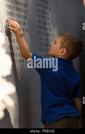 Ein Junge schaut auf die Namen, die auf der Wand der Beirut Memorial nach dem 32. Beirut Gedenkfeier Zeremonie in Jacksonville, N.C., Okt. 23, 2015 geschrieben. Die Zeremonie der Speicher der Service Mitglieder zu ehren, von denen die meisten waren vom 1.BATAILLON, 8 Marines, 24 Marine amphibische Einheit, in der Marine Kaserne Bombenanschlag in Beirut, Libanon 1983 getötet. (U.S. Marine Corps Foto von Cpl. Todd F. Michalek/Freigegeben) Stockfoto