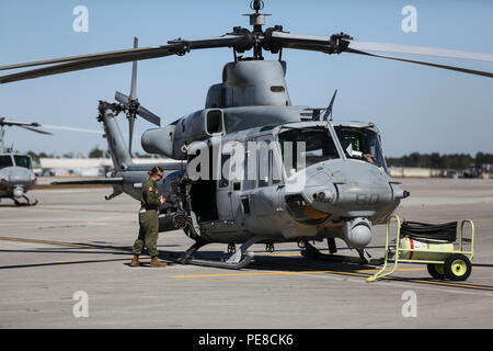 Cpl Candice A. Kreuz, eine Aviation ordnance Techniker mit Marine Light Attack Helicopter Squadron 167 visuell inspiziert Ein UH-1Y Gift, bevor es Urban Close Air Support Training in Camp Lejeune, N.C., Okt. 19, 2015 führt. Marines mit HMLA-167 flog in Camp Lejeune gemeinsame Klemme Fluglotsen die Durchführung von realistischen Training mit Unterstützung aus der Luft zu unterstützen. (U.S. Marine Corps Foto von Lance Cpl. Aaron K. Fiala/Freigegeben) Stockfoto