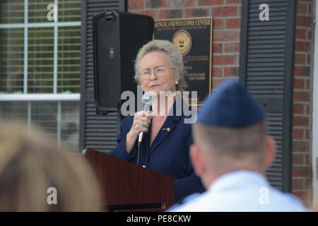 Sheila McNiell, Präsident der Camden Partnerschaft, Adressen Gäste ein Zeichen enthüllungsfeier am Kingsland, Georgien Welcome Center, Okt. 26, 2015. Eine von zwei Zeichen, entlang der Autobahn Interstate 95 gestellt werden, wurde enthüllt, dass offiziell für Camden County, Georgia, als erste der Nation Küstenwache Gemeinschaft. (U.S. Coast Guard Foto von Petty Officer 2. Klasse Anthony L. Soto) Stockfoto