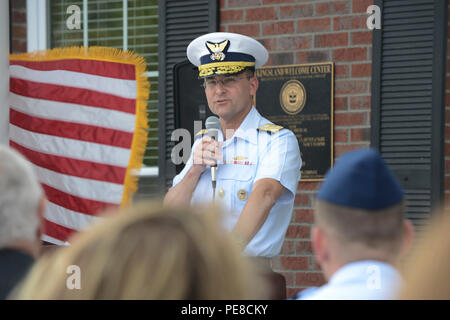 Vice Adm. Charles Michel, stellvertretender Kommandant der US Coast Guard, Adressen Gästen während ein Zeichen enthüllungsfeier am Kingsland, Georgien Welcome Center, Okt. 26, 2015. Eine von zwei Zeichen, entlang der Autobahn Interstate 95 gestellt werden, wurde als Teil eines Projektes, das offiziell bezeichnet Camden County, Georgia, als erste der Nation Küstenwache Gemeinschaft vorgestellt. (U.S. Coast Guard Foto von Petty Officer 2. Klasse Anthony L. Soto) Stockfoto