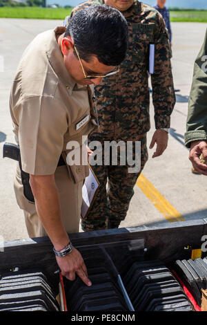 Salvadorianische Lieutenant Commander Douglas Orlando Gonzalez Medrano, Salvadorianische Marineoffizier, zählt die SAPI-Platten die Marines in Ilopango, El Salvador, Okt. 23, 2015 zur Verfügung gestellt. 75 SAPI Platte Systeme wurden auf die salvadorianische Brigada de Infanteria Marina im Austausch für die Unterbringung der US-Marines in La Union in El Salvador. SPMAGTF-SC ist eine vorübergehende Entsendung von Marinesoldaten und Matrosen in Honduras, El Salvador, Guatemala und Belize mit einem Fokus auf den Aufbau und die Pflege von Partnerschaften mit jedem Land durch gemeinsame Werte, Herausforderungen und speichereinbauort Stockfoto