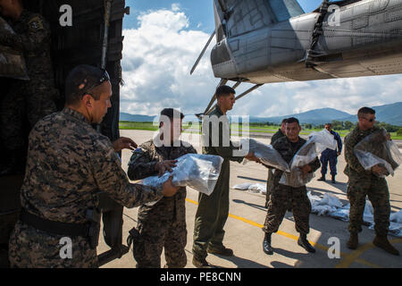 Marines mit dem besonderen Zweck Marine Air-Ground Task Force-Southern Befehl El salvadorianische Infanterie Marines Last 75 SAPI-Platte, die in die Rückseite eines Lkw in Ilopango, El Salvador, 23. Okt. 2015 unterstützen. 75 SAPI Platte Systeme wurden auf die salvadorianische Brigada de Infanteria Marina im Austausch für die Unterbringung der US-Marines in La Union in El Salvador. SPMAGTF-SC ist eine vorübergehende Entsendung von Marinesoldaten und Matrosen in Honduras, El Salvador, Guatemala und Belize mit einem Fokus auf den Aufbau und die Pflege von Partnerschaften mit jedem Land durch sh Stockfoto