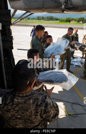 Marines mit dem besonderen Zweck Marine Air-Ground Task Force-Southern Befehl unterstützen Salvadorianische Infanterie Marines Last 75 SAPI-Platte, die in die Rückseite eines Lkw in Ilopango, El Salvador, 23. Okt. 2015. 75 SAPI Platte Systeme wurden auf die salvadorianische Brigada de Infanteria Marina im Austausch für die Unterbringung der US-Marines in La Union in El Salvador. SPMAGTF-SC ist eine vorübergehende Entsendung von Marinesoldaten und Matrosen in Honduras, El Salvador, Guatemala und Belize mit einem Fokus auf den Aufbau und die Pflege von Partnerschaften mit jedem Land durch Teilen Stockfoto