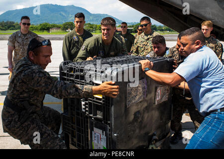 Marines mit dem besonderen Zweck Marine Air-Ground Task Force-Southern Befehl unterstützen Salvadorianische Infanterie Marines Last 75 SAPI-Platte, die in die Rückseite eines Lkw in Ilopango, El Salvador, 23. Okt. 2015. 75 SAPI Platte Systeme wurden auf die salvadorianische Brigada de Infanteria Marina im Austausch für die Unterbringung der US-Marines in La Union in El Salvador. SPMAGTF-SC ist eine vorübergehende Entsendung von Marinesoldaten und Matrosen in Honduras, El Salvador, Guatemala und Belize mit einem Fokus auf den Aufbau und die Pflege von Partnerschaften mit jedem Land durch Teilen Stockfoto