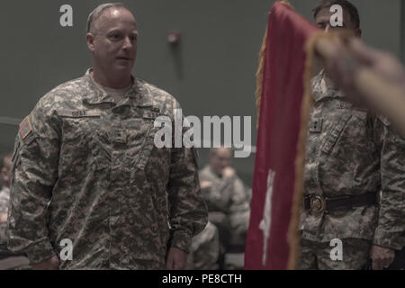 Die 1-Sterne flag unfurled für Brig. Gen. Richard Sele an seiner Förderung Zeremonie gehostet von Generalmajor Daniel Ammerman, US-Armee die zivilen Angelegenheiten und psychologische Operations Command (Airborne) kommandierender General, an der Luft- und Special Operations Museum in Fayetteville, N.C., Okt. 25, 2015. Sele, ein langfristiger Soldat mit USACAPOC, übernimmt für Brig. Gen. A. Ray Lizenz als der 108 Ausbildung Befehl (IET), Stellvertretender kommandierender General. (U.S. Armee Foto von Sgt. 1. Klasse Brian Hamilton) Stockfoto