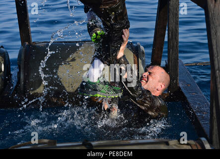 Die französischen Soldaten unterstützen einander über Wasser Hindernisse während der Französischen Wüste Überleben, in der Nähe von Arta Strand, Dschibuti, Sept. 30, 2015. Französischen und US-amerikanischen militärischen Mitglieder zusammengetan, um während der 14-tägigen Kurs bekämpfen lebensrettenden Fähigkeiten, Taktiken zu erlernen, land Navigation, Waffen training, Trap-einstellung, Überleben kochen und Wasser. (U.S. Air Force Foto von älteren Flieger Nescha Humes) Stockfoto