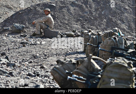 Ein US-Marine Uhren service Mitglieder fahren, Abseilen und einen Hochseilgarten während der Französischen Wüste Überleben Kurs klettern, in der Nähe von Arta Strand, Dschibuti, Sept. 30, 2015. Us-Armee die zivilen Angelegenheiten Bataillon Soldaten, die Combined Joint Task Force-Horn von Afrika, Französische Armee Soldaten aus dem 5. Überseeische kombinierte Waffen Regiment zugeordnet, und Mitglieder des 15 Marine Expeditionary Unit, gelernt, zu kämpfen, zu überleben und von Dschibuti Wüste navigieren und erwarb die französische Wüste commando Abzeichen. (U.S. Air Force Foto von älteren Flieger Nescha Humes) Stockfoto