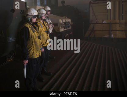 151027-N-MC656-074 Ägäis (27. Oktober 2015) Seeleute an Bord der USS Kearsarge (LHD-3) direkt den Start ein Landungsboot Luftkissen aus dem Brunnen-Deck des amphibischen Angriff Schiff USS Kearsarge (LHD-3) während der Übung Egemen 2015, Okt. 27. Egemen ist eine türkische geführt und gehostete amphibische Übung zur Steigerung taktischen Fertigkeiten und Interoperabilität zwischen den Teilnehmern. Kearsarge, eingesetzt als Teil der Kearsarge amphibische Gruppe bereit, führt Marinebetriebe in den USA 6. Flotte Bereich der Maßnahmen zur Erhöhung der Sicherheit der Vereinigten Staaten in Europa interessiert. (U.S. Navy Photo Stockfoto