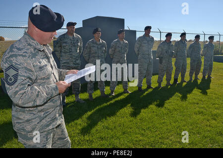 Senior Master Sgt. Douglas F. Clayton, 75 Sicherheitskräfte Squadron, liest eine U.S. Forest Service Brief der Anerkennung 75 SFS Flieger bei Hill Air Force Base, Ohio, 26. Oktober 2015. Die Flieger, Militär Hundeführer, wurden das Training mit dem Forest Service in der Uinta-Wasatch-Cache National Forest, wenn eine medizinische Anruf empfangen wurde. An die geschädigte Person Hilfe, sie trugen Packs, einen Wurf und mehr als zwei Meilen in einer Höhe von 7.500 Fuß andere Verbrauchsmaterialien. Einmal an der Szene, die Sie einer sicheren Landung für ein Rettungshubschrauber abgestimmt und dann das Opfer an den Hubschrauber Stockfoto