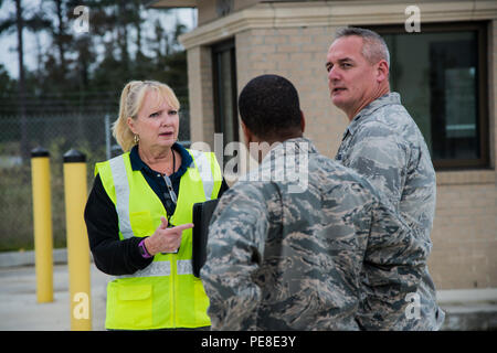 Peg Clevenger, Beobachter Controller von Joint Base Eustis-Langley, Va., spricht mit Kapitän Joseph Van Valen zum 321. Contingency Response Squadron und Oberstleutnant Gilbert Kesser der 439th Airlift Control Flug zugewiesen an Westover Air Reserve Base, Mass., während Turbo Verteilung 16-1 am Lager Shelby, Fräulein, Okt. 25, 2015 stationiert. Ca. 109 US Air Force Piloten von der 621St Contingency Response Wing an Joint Base Mc Guire-Dix - Lakehurst, New Jersey, zusammen mit etwa 57 US-Soldaten in die 689Th schnelle Öffnung ein Element zugewiesen an JB Langley stationiert stationiert Stockfoto